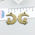 Detailansicht eines Vintage-Bronze-Anhängers Katze auf Mond mit Maßband für DIY-Schmuck - Antik-Bronze Mondkatze 18*22mm (6461)