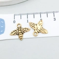 Pendentif abeille en or antique pour bijoux avec détails d'ailes et ruban mesureur - Abeille en Or Antique (20169) / 16*13mm