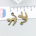 Detail eines antiken Bronze-Katzenanhängers mit Maßstab zur Anzeige der 20mm Größe - Antik-Bronze Katze 13*19mm (7914)