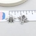 Pendentif abeille en alliage argenté antique avec ailes détaillées, taille 18 mm - Petite Abeille Argent Antique (7390) / Argent antique