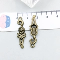 Antik-bronze Fuchshänger für DIY-Schmuckherstellung mit strukturierter Metalloberfläche - Antik-Bronze Krabbelnde Katze 32*9mm (20605)
