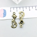 Anhänger aus Retro-Bronze-Legierung für DIY-Schmuck mit massivem und hohlem Katzen-Design - Antik-Bronze Gestreifte Katze 25*9mm (20606)