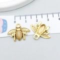 Pendentifs abeille dorés en alliage pour bijoux DIY montrés avec un mètre - Abeille en Or Antique (20172) / Or antique