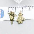 Antike Bronze-Katzenanhänger mit realistischen Schlafposen und Gravurdetails - Antik-Bronze Winkende Katze 19*11mm (20607)