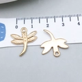 Pendentif libellule doré en alliage pour bijoux DIY présenté avec une règle de mesure - Libellule Or KC (20141) / Or KC