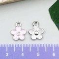 Ciondoli a fiore in smalto rosa e argento con scala per la creazione di gioielli - 10x13mm / Fiore in Smalto Rosa