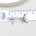 Pendentif abeille en argent vintage montrant le recto-verso avec échelle de 2,1 cm - Abeille Argent Antique (9186) / Argent antique