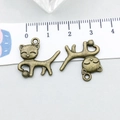 Set mit zwei Vintage-Kätzchen-Anhängern aus Bronze mit Lineal für DIY-Schmuckzubehör - Antik-Bronze Katze Spielt mit Ball 18*20mm (20608)