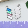 Ciondolo rettangolare colorato smaltato con bordi argentati ondulati e anello superiore - 8x22mm / Rettangolo Smalto Multicolore