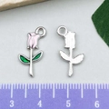 Ciondolo rosa rosa accessorio fai-da-te con petali smaltati e retro in metallo - 9x18mm / Smalto Rosa Rosa