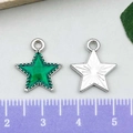 Ciondoli a stella in metallo argento e verde traslucido per bracciali fai-da-te - 13x16mm / Stella a Cinque Punte Smalto Verde