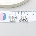 Pendentifs papillons en alliage argenté avec texture gravée vintage sur une règle - Papillon Argent Antique (17317) / Argent antique