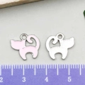 Adorabili ciondoli a gatto in smalto rosa e bianco con bordi argentati per gioielli fai da te - 12x12mm / Gatto Smalto Rosa