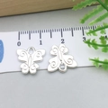 Vue détaillée de breloques papillon argentées avec motifs gravés et échelle de mesure - Papillon Argent Brillant (20182) / Argent Brillant