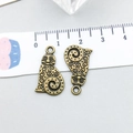 Antik-Bronze Katzenanhänger mit Textur für DIY-Schmuckherstellung in 2,5 cm Höhe - Antik-Bronze Katze im Kreis 21*12mm (20621)