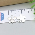 Détail du pendentif papillon avec gravure 'Create For You' sur la face arrière polie - Papillon Argent Brillant (20183) / Argent Brillant
