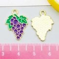Vue macro de pendentifs en émail en forme de raisin montrant le recto, le verso et la taille - Raisins en Émail Violet (22182)