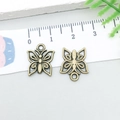 Détails macro de breloques papillon en bronze antique montrant le recto et le verso - Papillon Bronze Antique (4209) / Bronze Antique