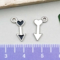 Ciondolo a cuore con freccia in smalto nero e righello da 21mm per gioielli DIY - 7x15mm / Arco e Freccia Smalto Nero