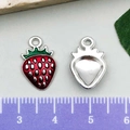 Ciondolo a fragola in smalto con foglia verde e retro in argento per creazione di bracciali - 10x17mm / Fragola in Smalto Rosso