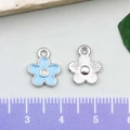 Ciondolo a fiore in smalto celeste con zircone centrale e retro argentato per fai-da-te - 10x13mm / Fiore Smalto Blu Lago