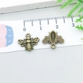 Pendentif abeille en bronze antique pour bijoux DIY avec design d'ailes détaillé - Abeille Bronze Antique (20149) / Bronze Antique