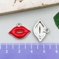Ciondolo a forma di labbra in smalto rosso con retro argentato per gioielli fai da te - 18x14mm / Labbra Smalto Rosso