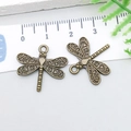 Pendentif libellule en bronze antique pour bijoux montrant les dimensions réelles - Libellule Bronze Antique (20152) / Bronze Antique