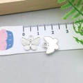 Pendentif papillon argenté pour bijoux DIY montrant les détails recto et verso - Papillon Argent Brillant (20193) / Argent Brillant