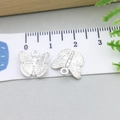 Pendentifs papillons en alliage argenté pour bijoux DIY montrés sur une règle - Papillon Argent Brillant (20199) / Argent Brillant