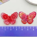 Makro-Detail von roten und schillernden Acryl-Schmetterlingsanhängern für DIY-Schmuck - Rot (22119)