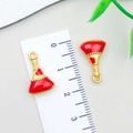 Set van twee goudkleurige rode emaille bezemhangers voor DIY sieraden maken - Rode Emaille Bezem (22225)