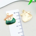 Groene emaille zongzi hanger voor DIY-sieraden met gouden achterkant en afmetingen - Groene Emaille Strohoed Zongzi (22884)