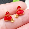 Roter Emaille-Dreiecksanhänger mit goldenem Blattmuster und kleiner Aufhängeschlaufe - Roter Emaille Reiskloß (22606)