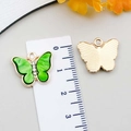 Ciondolo a farfalla in acrilico colorato con strass e retro strutturato dorato per gioielli - Farfalla in Acrilico con Strass Verde 18*15mm (22995)