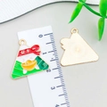 Groene emaille driehoekige bedel met geluksmotieven en een gepolijste gouden achterkant - Groene Emaille Geld Komt Zongzi (22891)