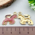 Pendentif cheval en émail rose et violet avec finition dorée et règle de mesure - 1 Pièce Poney Émail Marron 20*15mm (21846)