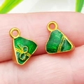Groene emaille zongzi hangers voor DIY sieraden, getoond op de vingertoppen - Groene Emaille Driehoek Zongzi (22603)