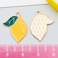 Pendentif citron en émail jaune avec revers texturé métallique et guide de taille - Citron en Émail Jaune (22174)