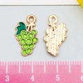 Pendentif raisin en émail vert avec base en alliage doré et vue arrière texturée - Raisins en Émail Vert (22175)