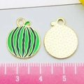 Pendentif pastèque en alliage avec émail vert et dos doré avec relief d'étoile - Pastèque en Émail Vert (22178)
