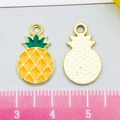 Pendentif ananas en alliage avec émail jaune et texture antidérapante en forme d'étoile - Ananas en Émail Jaune (22181)
