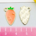 Pendentifs en forme de carotte avec émail orange et détails texturés dorés au dos - Carotte en Émail Orange (22183)
