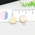 DIY Schmuckanhänger mit weißem Emaille-Gänseblümchen und goldener Legierung - 12*15mm / Weiße Emaille Gänseblümchen Stil (11070)