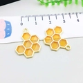 Goldene Bienenwaben Emaille Anhänger für DIY Schmuck mit Lineal zum Größenvergleich - 17*21mm / Orange-gelber Emaille-Waben-Stil (13955)