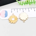 Gänseblümchen-Anhänger aus gelber Emaille für DIY-Schmuck mit goldener Rückseite - 16*18mm / Gelber Emaille Chrysanthemen Stil (14775)