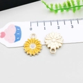 Gänseblümchen-Anhänger mit gelber Emaille und Goldmetall für DIY-Schmuckbau - 13*16mm / Gelbe Emaille Blumenstil (14784)