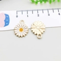 DIY Gänseblümchen Anhänger in Weiß emailliert mit goldener Rückseite und Öse - 13*16mm / Weiße Emaille Blumenstil (14789)