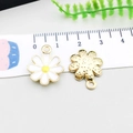 Gänseblümchen-Anhänger mit weißer Emaille und gelber Mitte für DIY-Schmuck - 15*18mm / Weiße Emaille Gänseblümchen Stil (16494)