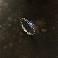 Macro d'une bague chaîne en argent S925 avec zircon bleu carré et poinçon gravé - Bleu foncé